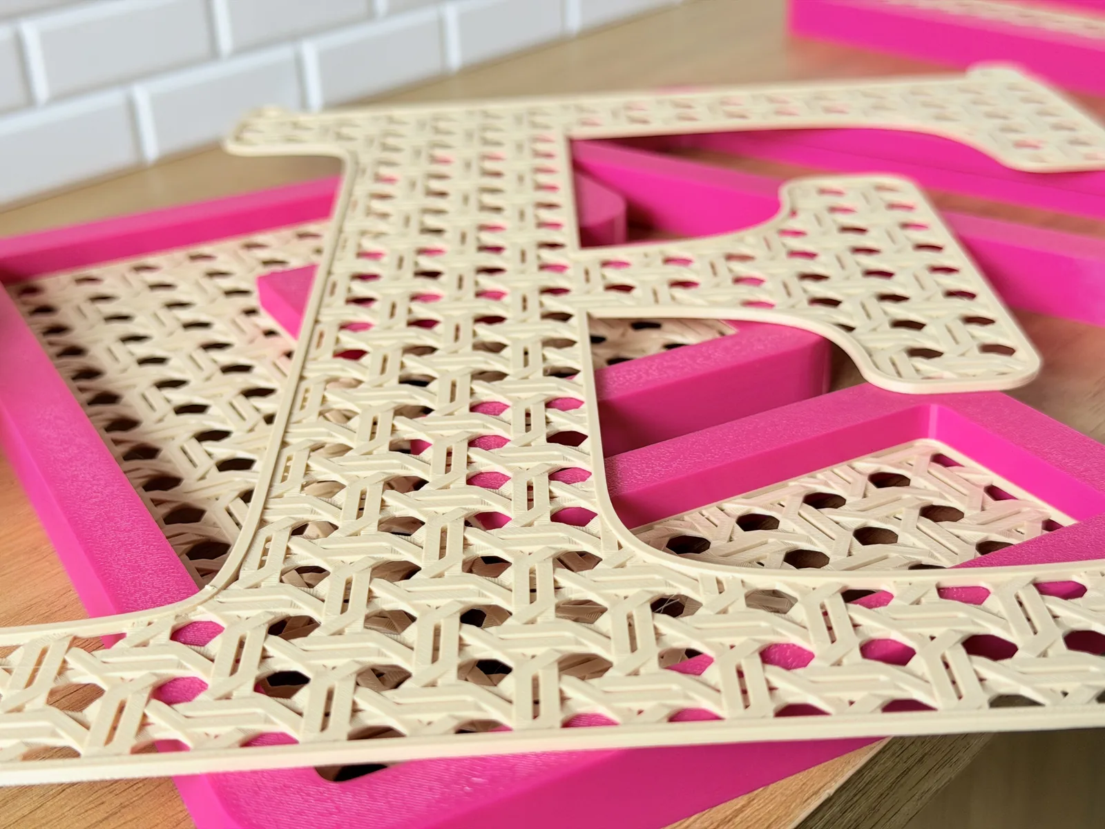 Letra de Rattan com Base — foto 2